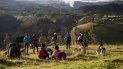 Un pequeño grupo de migrantes venezolanos observa la ruta Panamericana desde una colina de pasto en Urbina, Ecuador, el 27 de agosto de 2019. Un pequeño grupo de migrantes venezolanos observa la ruta Panamericana desde una colina de pasto en Urbina, Ecuador, el 27 de agosto de 2019.
