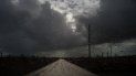 Gotas de lluvia cubren el parabrisas de un automóvil previo a la llegada de la tormenta tropical Humberto, en la isla de la Gran Bahama, el viernes 13 de septiembre de 2019. Gotas de lluvia cubren el parabrisas de un automóvil previo a la llegada de la tormenta tropical Humberto, en la isla de la Gran Bahama, el viernes 13 de septiembre de 2019.