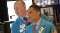 Los agentes de la Bolsa de Valores Edward Loggie, izquierda, y Jeffrey Berger trabajan en Wall Street en Nueva York, el lunes 16 de septiembre de 2019. Los agentes de la Bolsa de Valores Edward Loggie, izquierda, y Jeffrey Berger trabajan en Wall Street en Nueva York, el lunes 16 de septiembre de 2019.