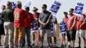 Trabajadores en huelga de la planta de General Motors en Spring Hill, Tennessee, hablan con funcionarios del sindicato United Auto Workers, izquierda, el lunes 16 de septiembre de 2019. Trabajadores en huelga de la planta de General Motors en Spring Hill, Tennessee, hablan con funcionarios del sindicato United Auto Workers, izquierda, el lunes 16 de septiembre de 2019.