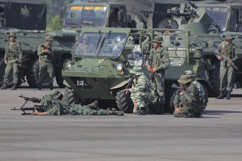 Fotografía del 10 de septiembre de 2019 de un ejercicio militar de las fuerzas del régimen de  Nicolás Maduro en el aeropuerto Francisco García de Hevia