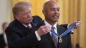 El presidente Donald Trump presenta la Medalla Presidencial de la Libertad al ex lanzador de béisbol de los Yankees de Nueva York Mariano Rivera, en la Sala Este de la Casa Blanca, el lunes 16 de septiembre de 2019 en Washington. A El presidente Donald Trump presenta la Medalla Presidencial de la Libertad al ex lanzador de béisbol de los Yankees de Nueva York Mariano Rivera, en la Sala Este de la Casa Blanca, el lunes 16 de septiembre de 2019 en Washington. A