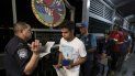 El cubano Abel Oset hijo, al centro, y su padre Abel Oset, detrás de él, muestran sus identificaciones a un agente de la Oficina de Aduanas y Protección Fronteriza de EEUU en el cruce del puente internacional 1 de Nuevo Laredo, México, antes de su cita para solicitar asilo en Estados Unidos, el martes 17 de septiembre de 2019. El cubano Abel Oset hijo, al centro, y su padre Abel Oset, detrás de él, muestran sus identificaciones a un agente de la Oficina de Aduanas y Protección Fronteriza de EEUU en el cruce del puente internacional 1 de Nuevo Laredo, México, antes de su cita para solicitar asilo en Estados Unidos, el martes 17 de septiembre de 2019.