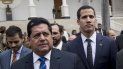 Fotografía del 5 de enero de 2019 del presidente del Parlamento, Juan Guaidó (cen.), acompañado del vicepresidente Edgar Zambrano, a su llegada a una sesión legislativa en Caracas, Venezuela. Fotografía del 5 de enero de 2019 del presidente del Parlamento, Juan Guaidó (cen.), acompañado del vicepresidente Edgar Zambrano, a su llegada a una sesión legislativa en Caracas, Venezuela.