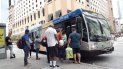 Miami-Dade cuenta con más de 90 rutas y unos 800 autobuses. Miami-Dade cuenta con más de 90 rutas y unos 800 autobuses.