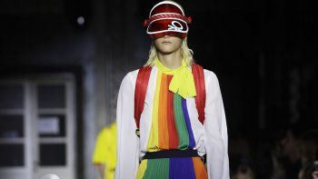 Una modelo luce una creación de la colección primavera / verano 2020 de Benetton durante un desdile en la Semana de la Moda de Milán.