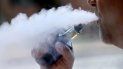 En esta fotografía de archivo del 28 de agosto de 2019, un hombre utiliza un vapeador en Portland, Maine. Las autoridades de salud atribuyen al uso de esos dispositivos un brote de enfermedades pulmonares en Estados Unidos. En esta fotografía de archivo del 28 de agosto de 2019, un hombre utiliza un vapeador en Portland, Maine. Las autoridades de salud atribuyen al uso de esos dispositivos un brote de enfermedades pulmonares en Estados Unidos.