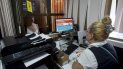 El pago de los servicios de telefonía celular y el acceso a Internet desde el exterior es una de las vías por las que el régimen cubano continúa recibiendo dólares. El pago de los servicios de telefonía celular y el acceso a Internet desde el exterior es una de las vías por las que el régimen cubano continúa recibiendo dólares.