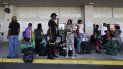 Evacuados por el huracán Dorian esperan a familiares o amigos tras ser evacuados de Freeport, en Gran Bahamas, el miércoles 18 de septiembre del 2019 en Riviera Beach, Florida. Evacuados por el huracán Dorian esperan a familiares o amigos tras ser evacuados de Freeport, en Gran Bahamas, el miércoles 18 de septiembre del 2019 en Riviera Beach, Florida.