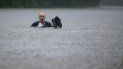 Un hombre camina en una zona inundada por las fuertes lluvias provocadas por la tormenta tropical Imelda el jueves 19 de septiembre de 2019 en Patton Village, Texas. Un hombre camina en una zona inundada por las fuertes lluvias provocadas por la tormenta tropical Imelda el jueves 19 de septiembre de 2019 en Patton Village, Texas.