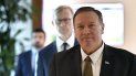 Mike Pompeo, secretario de Estado de EEUU, en la Base Aérea al-Bateen en Abu Dhabi, Emiratos Árabes Unidos, el jueves 19 de septiembre de 2019. En segundo plano está Brian Hook, representante especial de Estados Unidos en Irán. Mike Pompeo, secretario de Estado de EEUU, en la Base Aérea al-Bateen en Abu Dhabi, Emiratos Árabes Unidos, el jueves 19 de septiembre de 2019. En segundo plano está Brian Hook, representante especial de Estados Unidos en Irán.
