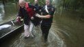 Fred Stewart (izquierda) recibe ayuda del agente de la policía de Splendora Mike Jones tras ser rescatado de su vecindario, anegado por las lluvias de la tormenta tropical Imelda, el 19 de septiembre de 2019, en Splendora, Texas. Fred Stewart (izquierda) recibe ayuda del agente de la policía de Splendora Mike Jones tras ser rescatado de su vecindario, anegado por las lluvias de la tormenta tropical Imelda, el 19 de septiembre de 2019, en Splendora, Texas.