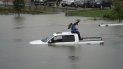 Un hombre se sienta sobre el techo de su camioneta en un camino inundado de Houston, el jueves 19 de septiembre de 2019. Un hombre se sienta sobre el techo de su camioneta en un camino inundado de Houston, el jueves 19 de septiembre de 2019.