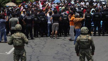 En esta imagen de archivo, tomada el 5 de junio de 2019, las autoridades mexicanas frenan a una caravana de migrantes que había cruzado la frontera desde Guatemala, cerca de Metapa, en el estado de Chiapas, México.