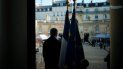Un hombre, junto a una bandera de Francia durante una visita al Palacio del Elíseo, en París, el 21 de septiemebre de 2019 Un hombre, junto a una bandera de Francia durante una visita al Palacio del Elíseo, en París, el 21 de septiemebre de 2019