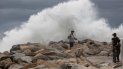 Un turista posa para una foto delante de una ola antes de la llegada del huracán Lorena, en Los Cabos, México, el 20 de septiembre de 2019. Un turista posa para una foto delante de una ola antes de la llegada del huracán Lorena, en Los Cabos, México, el 20 de septiembre de 2019.