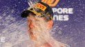 El alemán Sebastian Vettel, de Ferrari, recibe en el rostro un par de chorros de champaña luego de ganar el Gran Premio de Singapur, el domingo 22 de septiembre de 2019. El alemán Sebastian Vettel, de Ferrari, recibe en el rostro un par de chorros de champaña luego de ganar el Gran Premio de Singapur, el domingo 22 de septiembre de 2019.