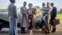 Elizabeth McGovern (izquierda), Harry Hadden-Paton, Laura Carmichael, Hugh Bonneville y Michael Fox en una escena de la película Downton Abbey. Elizabeth McGovern (izquierda), Harry Hadden-Paton, Laura Carmichael, Hugh Bonneville y Michael Fox en una escena de la película Downton Abbey.