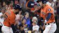 George Springer (derecha) de los Astros de Houston festeja uno de sus tres jonrones de este domingo junto al venezolano José Altuve en el juego ante los Angelinos de Los Ángeles George Springer (derecha) de los Astros de Houston festeja uno de sus tres jonrones de este domingo junto al venezolano José Altuve en el juego ante los Angelinos de Los Ángeles