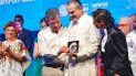 Miguel Bosé recibe de manos de Juan Manuel Santos la Medalla de la Cumbre por la Paz por Impacto Social. Miguel Bosé recibe de manos de Juan Manuel Santos la Medalla de la Cumbre por la Paz por Impacto Social.