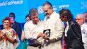 Miguel Bosé recibe de manos de Juan Manuel Santos la Medalla de la Cumbre por la Paz por Impacto Social. Miguel Bosé recibe de manos de Juan Manuel Santos la Medalla de la Cumbre por la Paz por Impacto Social.