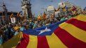 Manifestantes extienden esteladas, o las banderas de independencia catalanas, durante una manifestación en el Día de Cataluña en Barcelona, España, el miércoles 11 de septiembre de 2019. Manifestantes extienden esteladas, o las banderas de independencia catalanas, durante una manifestación en el Día de Cataluña en Barcelona, España, el miércoles 11 de septiembre de 2019.