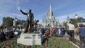 Fotografía del 9 de enero de 2019 que muestra la estatua de Walt Disney y Mickey Mouse frente al castillo de Cenicienta en Magic Kingdom, en Walt Disney World en Lake Buena Vista, Florida. Fotografía del 9 de enero de 2019 que muestra la estatua de Walt Disney y Mickey Mouse frente al castillo de Cenicienta en Magic Kingdom, en Walt Disney World en Lake Buena Vista, Florida.