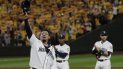 El lanzador abridor de los Seattle Mariners, Félix Hernández, se inclina la gorra cuando abandona el partido de béisbol de su equipo contra los Atléticos de Oakland durante la sexta entrada el jueves 26 de septiembre de 2019 en Seattle en su último juego de la temporada. El lanzador abridor de los Seattle Mariners, Félix Hernández, se inclina la gorra cuando abandona el partido de béisbol de su equipo contra los Atléticos de Oakland durante la sexta entrada el jueves 26 de septiembre de 2019 en Seattle en su último juego de la temporada.