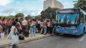 Habaneros se aprestan a subir a un autobús en una calle de La Habana. Habaneros se aprestan a subir a un autobús en una calle de La Habana.