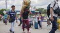 Un hombre carga un gran fardo a la espalda, con una cinta en la frente, mientras trabaja como lomo taxista, o porteador, en la frontera entre Cúcuta, Colombia, y Venezuela, el viernes 20 de septiembre de 2019. Un hombre carga un gran fardo a la espalda, con una cinta en la frente, mientras trabaja como lomo taxista, o porteador, en la frontera entre Cúcuta, Colombia, y Venezuela, el viernes 20 de septiembre de 2019.