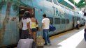 Pasajeros acceden a unos de los vagones del Tri Rail que conecta a la ciudad de West Palm Beach con el Aeropuerto Internacional de Miami. Pasajeros acceden a unos de los vagones del Tri Rail que conecta a la ciudad de West Palm Beach con el Aeropuerto Internacional de Miami.
