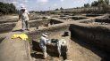 Arqueólogos trabajan en una ciudad de 5.000 años de antigüedad en el norte de Israel, que la Autoridad de Antigüedades del país informó el domingo 6 de octubre de 2019, que fue descubierta durante los preparativos para un proyecto de una carretera nueva. Arqueólogos trabajan en una ciudad de 5.000 años de antigüedad en el norte de Israel, que la Autoridad de Antigüedades del país informó el domingo 6 de octubre de 2019, que fue descubierta durante los preparativos para un proyecto de una carretera nueva.