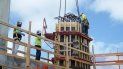 Constructores se aprestan a rellenar el molde de una columna. Constructores se aprestan a rellenar el molde de una columna.