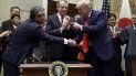 El presidente Donald Trump señala al embajador de Japón en Estados Unidos, Shinsuke Sugiyama, mientras el Representante Comercial de Estados Unidos, Robert Lighthizer, al centro, observa, el final de la ceremonia de una firma de acuerdo comercial con Japón en la Casa Blanca, el lunes 7 de octubre de 2019, en Washington El presidente Donald Trump señala al embajador de Japón en Estados Unidos, Shinsuke Sugiyama, mientras el Representante Comercial de Estados Unidos, Robert Lighthizer, al centro, observa, el final de la ceremonia de una firma de acuerdo comercial con Japón en la Casa Blanca, el lunes 7 de octubre de 2019, en Washington