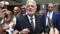 En esta fotografía de archivo del 25 de agosto de 2019 Plácido Domingo conversa con admiradores en la ópera Festspielhaus tras interpretar Luisa Miller de Giuseppe Verdi en Salzburgo, Austria. En esta fotografía de archivo del 25 de agosto de 2019 Plácido Domingo conversa con admiradores en la ópera Festspielhaus tras interpretar Luisa Miller de Giuseppe Verdi en Salzburgo, Austria.