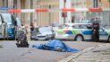 Un cadáver yace en una calle de Halle, Alemania, el miércoles 9 de octubre de 2019, después de un tiroteo. Un pistolero hizo varios disparos el miércoles en la ciudad alemana de Halle. La policía dice que una persona fue arrestada después del tiroteo, que dejó dos personas muertas. Un cadáver yace en una calle de Halle, Alemania, el miércoles 9 de octubre de 2019, después de un tiroteo. Un pistolero hizo varios disparos el miércoles en la ciudad alemana de Halle. La policía dice que una persona fue arrestada después del tiroteo, que dejó dos personas muertas.
