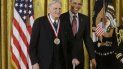 En esta imagen de archivo de 2013, el presidente de Estados Unidos, Barack Obama, entregaba la Medalla Nacional de la Ciencia al doctor John Goodenough, de la Universidad de Texas, durante una ceremonia en la Casa Blanca. En esta imagen de archivo de 2013, el presidente de Estados Unidos, Barack Obama, entregaba la Medalla Nacional de la Ciencia al doctor John Goodenough, de la Universidad de Texas, durante una ceremonia en la Casa Blanca.