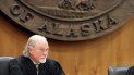 El juez de la Corte Suprema de Alaska Craig Stowers escucha el miércoles 9 de octubre de 2019, los argumentos en una demanda que afirma que la política del estado en torno a los combustibles fósiles perjudica el derecho constitucional de los jóvenes de la entidad a un clima seguro. El juez de la Corte Suprema de Alaska Craig Stowers escucha el miércoles 9 de octubre de 2019, los argumentos en una demanda que afirma que la política del estado en torno a los combustibles fósiles perjudica el derecho constitucional de los jóvenes de la entidad a un clima seguro.