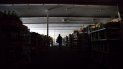 El supervisor de turno James Quinn recorre una farmacia CVS a oscuras en Sonoma, California, 9 de octubre de 2019. La empresa Pacific Gas and Electric cortó el servicio eléctrico a medio millón de clientes para revenir incendios forestales en una región afectada por sequía y vientos. El supervisor de turno James Quinn recorre una farmacia CVS a oscuras en Sonoma, California, 9 de octubre de 2019. La empresa Pacific Gas and Electric cortó el servicio eléctrico a medio millón de clientes para revenir incendios forestales en una región afectada por sequía y vientos.
