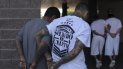 Supuestos pandilleros caminan esposados hacia un juicio en el centro Isidro Menéndez en San Salvador, El Salvador, el jueves 10 de octubre de 2019. Supuestos pandilleros caminan esposados hacia un juicio en el centro Isidro Menéndez en San Salvador, El Salvador, el jueves 10 de octubre de 2019.