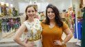 La periodista Camila Mendoza (izq.) junto a la diseñadora Yas González. La periodista Camila Mendoza (izq.) junto a la diseñadora Yas González.