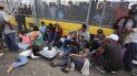 Migrantes se reúnen junto a una cerca fronteriza después de acampar en el Puente Internacional Gateway que conecta el centro de Matamoros, México, con Brownsville, Texas, el jueves 10 de octubre de 2019. Migrantes se reúnen junto a una cerca fronteriza después de acampar en el Puente Internacional Gateway que conecta el centro de Matamoros, México, con Brownsville, Texas, el jueves 10 de octubre de 2019.