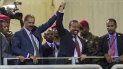 En esta fotografía de archivo del domingo 15 de julio de 2018, el presidente eritreo Isaias Afwerki, segundo de izquierda a derecha, y el premier etíope Abiy Ahmed, al centro, sostienen las manos en alto ante una multitud en Adis Abeba, Etiopía. A Ahmed le fue otorgado el premio Nobel de la Paz el viernes 11 de octubre de 2019. En esta fotografía de archivo del domingo 15 de julio de 2018, el presidente eritreo Isaias Afwerki, segundo de izquierda a derecha, y el premier etíope Abiy Ahmed, al centro, sostienen las manos en alto ante una multitud en Adis Abeba, Etiopía. A Ahmed le fue otorgado el premio Nobel de la Paz el viernes 11 de octubre de 2019.