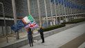 Dos personas ondean banderas de la Unión Europea, de Irlanda y de Gran Bretaña mientras aguardan la partida de Stephen Barclay, secretario británico para el Brexit, durante su reunión con Michel Barnier, principal negociador de la UE para el Brexit, en la sede de la Comisión Europea en Bruselas, el viernes 11 de octubre de 2019. Dos personas ondean banderas de la Unión Europea, de Irlanda y de Gran Bretaña mientras aguardan la partida de Stephen Barclay, secretario británico para el Brexit, durante su reunión con Michel Barnier, principal negociador de la UE para el Brexit, en la sede de la Comisión Europea en Bruselas, el viernes 11 de octubre de 2019.