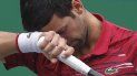 El serbio Novak Djokovic agacha la cabeza mientras juega frente al griego Stefanos Tsitsipas en un partido de cuartos de final en el Masters de Shanghai, en esta ciudad de China, el viernes 11 de octubre de 2019. El serbio Novak Djokovic agacha la cabeza mientras juega frente al griego Stefanos Tsitsipas en un partido de cuartos de final en el Masters de Shanghai, en esta ciudad de China, el viernes 11 de octubre de 2019.