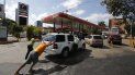 Unas personas empujan un automóvil que se quedó sin combustible en una de las pocas gasolineras que tiene un generador eléctrico durante un apagón en Caracas, el domingo 10 de marzo de 2019. Unas personas empujan un automóvil que se quedó sin combustible en una de las pocas gasolineras que tiene un generador eléctrico durante un apagón en Caracas, el domingo 10 de marzo de 2019.