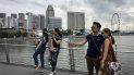 Turistas se toman fotografías en uno de los sitios más concurridos por extranjeros en Singapur. Turistas se toman fotografías en uno de los sitios más concurridos por extranjeros en Singapur.