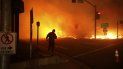Una persona observa el incendio Saddleridge en Sylmar, California, el viernes 11 de octubre de 2019. Una persona observa el incendio Saddleridge en Sylmar, California, el viernes 11 de octubre de 2019.