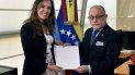 El ministro de Exteriores argentino, Jorge Faurie, recibió las cartas credenciales de Elisa Trotta, la embajadora del presidente encargado de Venezuela, Juan Guaidó. El ministro de Exteriores argentino, Jorge Faurie, recibió las cartas credenciales de Elisa Trotta, la embajadora del presidente encargado de Venezuela, Juan Guaidó.