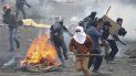Manifestantes opuestos al gobierno huyen de la policía durante enfrentamientos en Quito, Ecuador. Manifestantes opuestos al gobierno huyen de la policía durante enfrentamientos en Quito, Ecuador.